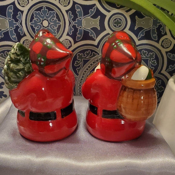 🎁Jolly Santa Salt/Pepper Shakers - Picture 3 of 4